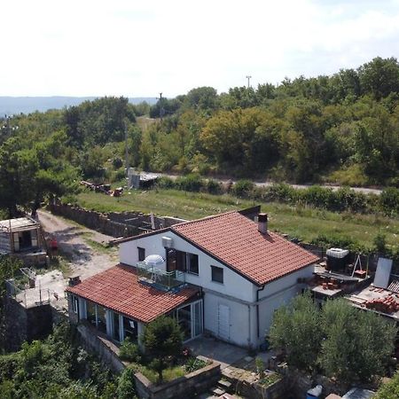 Apartments Pomjan Pogled Na Gore Bagian luar foto