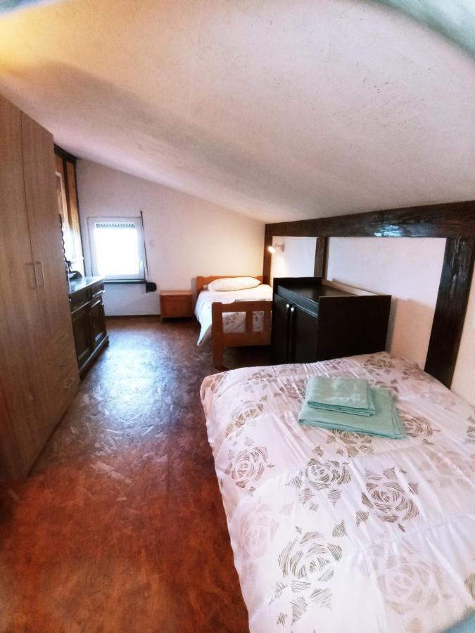 Apartments Pomjan Pogled Na Gore Bagian luar foto